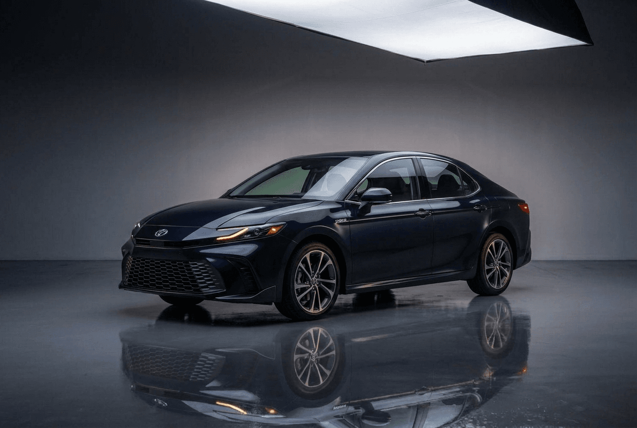 Toyota Camry Hybrid vehicle catalogue image